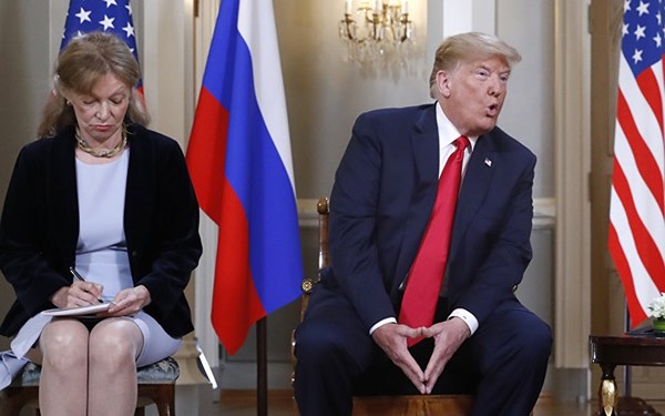Tổng thống Mỹ Donald Trump và nữ phiên dịch viên Marina Gross tại Helsinki. Ảnh: AP