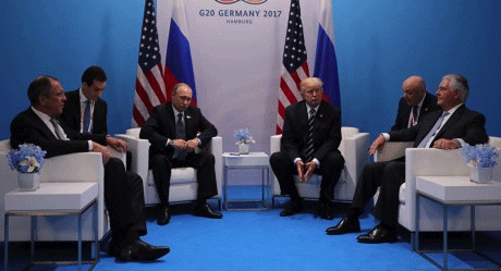Trong 6 người tham gia cuộc gặp đầu tiên của 2 nguyên thủ Nga-Mỹ tại Hamburg, Đức hôm 7-7 có 2 người phiên dịch của mỗi bên