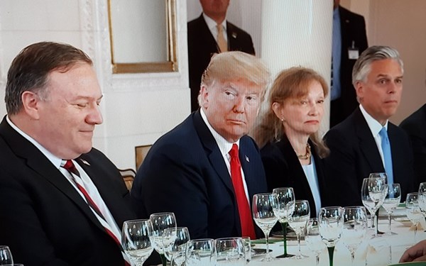 Bà Marina Gross ngồi bên Tổng thống Trump trong bữa trưa làm việc với Tổng thống Putin tại Helsinki. Ảnh: Chụp màn hình