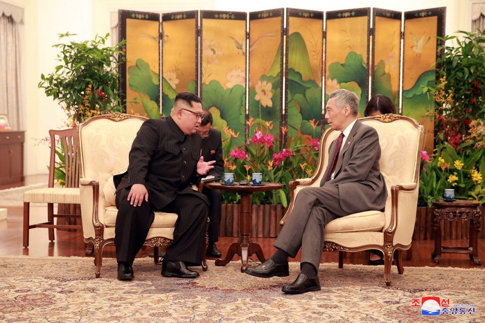 Hai phiên dịch ngồi phía sau tại cuộc gặp giữa ông Kim và Thủ tướng Singapore Lý Hiển Long ngày 10.6 - Ảnh: Reuters