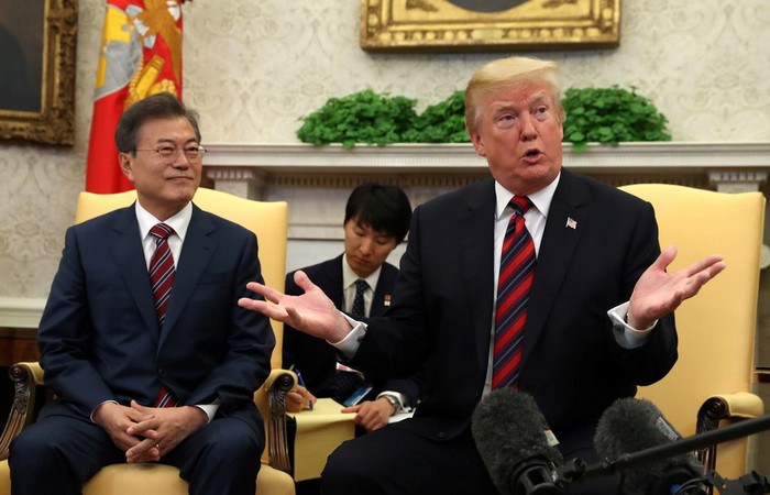 Một phiên dịch viên đang ghi chép tại cuộc gặp giữa ông Trump và Tổng thống Hàn Quốc Moon Jae-in vào tháng 5 - Ảnh: Reuters