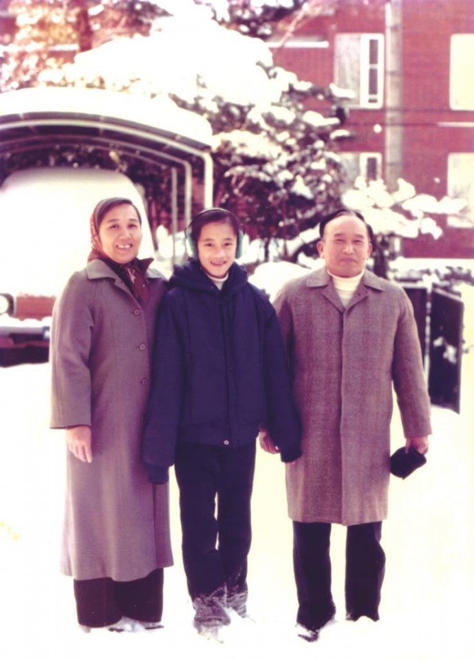 Chị Nguyễn Vũ Việt Hoa và bố mẹ tại Tokyo năm 1982. (Ảnh: NVCC