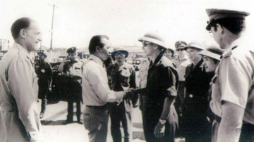 Thiếu tướng Hoàng Anh Tuấn (phải) gặp bạn bè quốc tế